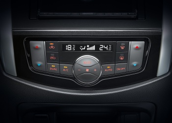 nissan-navara-interior-5